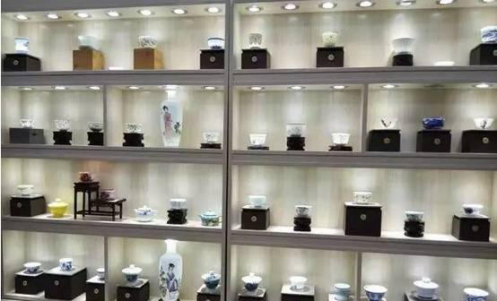 景德鎮(zhèn)陶瓷藝術(shù)交流展在漢博文化產(chǎn)業(yè)園國(guó)際藝術(shù)港隆重開(kāi)幕